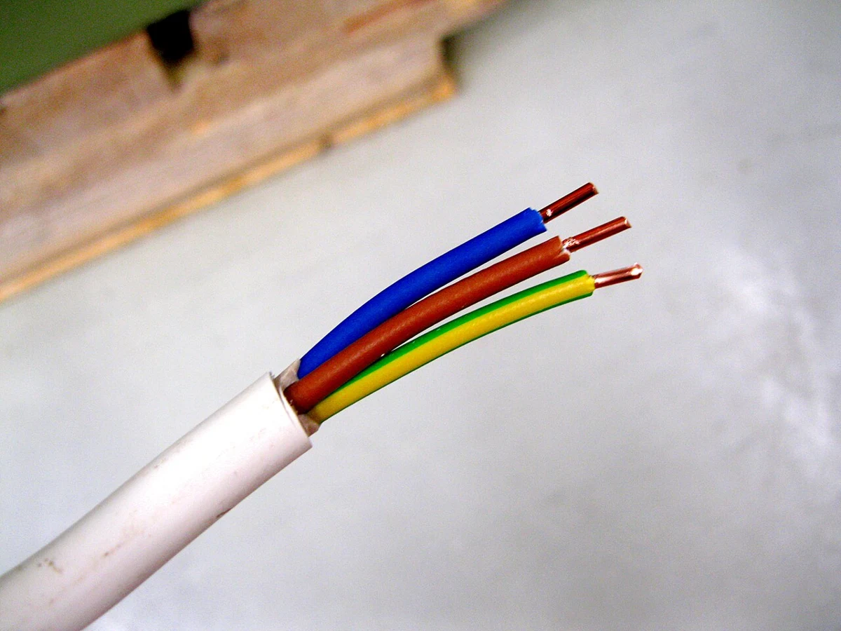 Close-up of an installation cable and its copper conductors